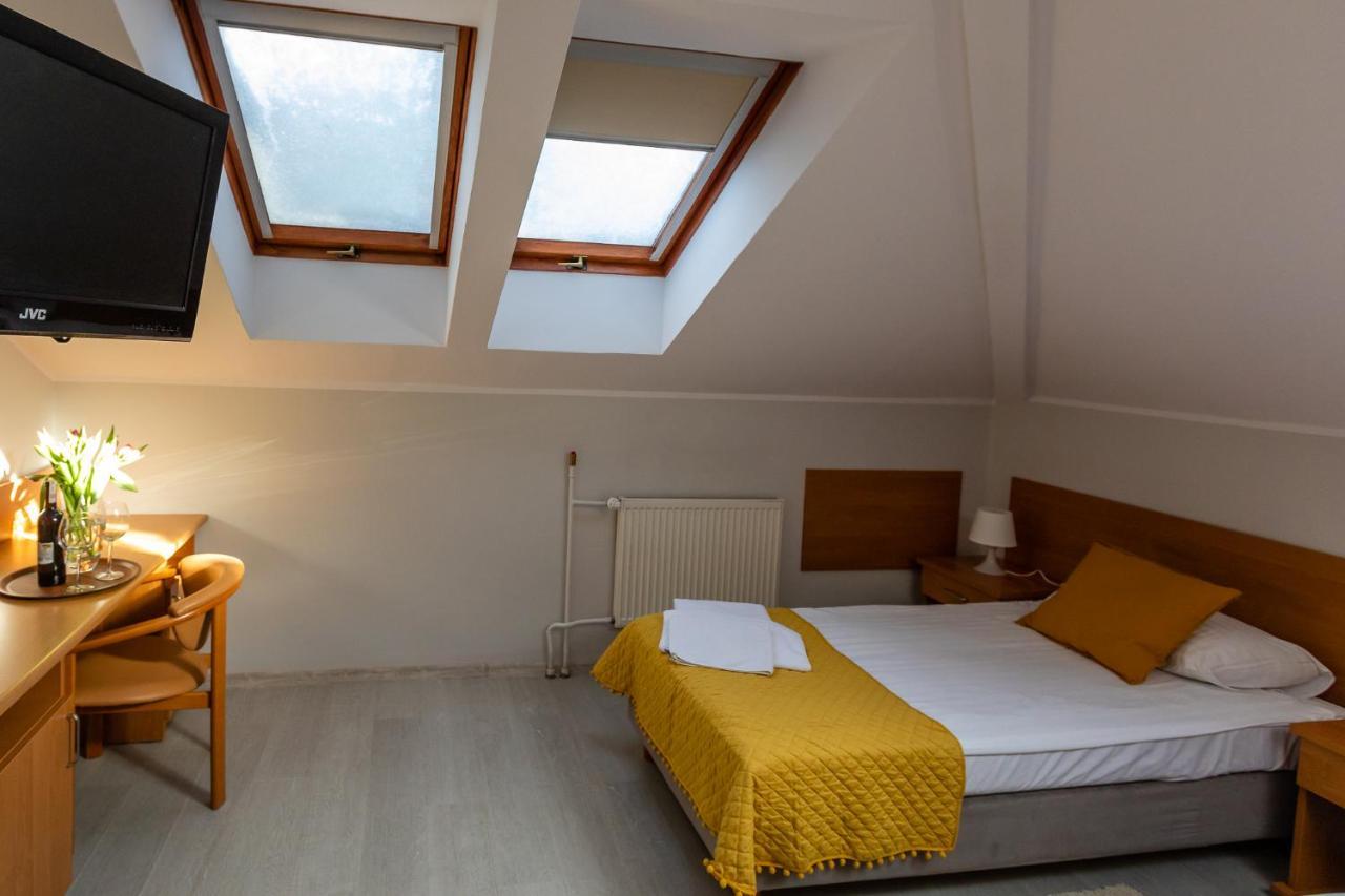 Family Room with Bathroom,1080121051:JPEG